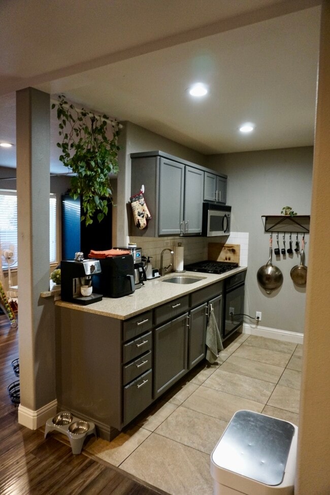 Building Photo - 2802 NE Ocker Dr