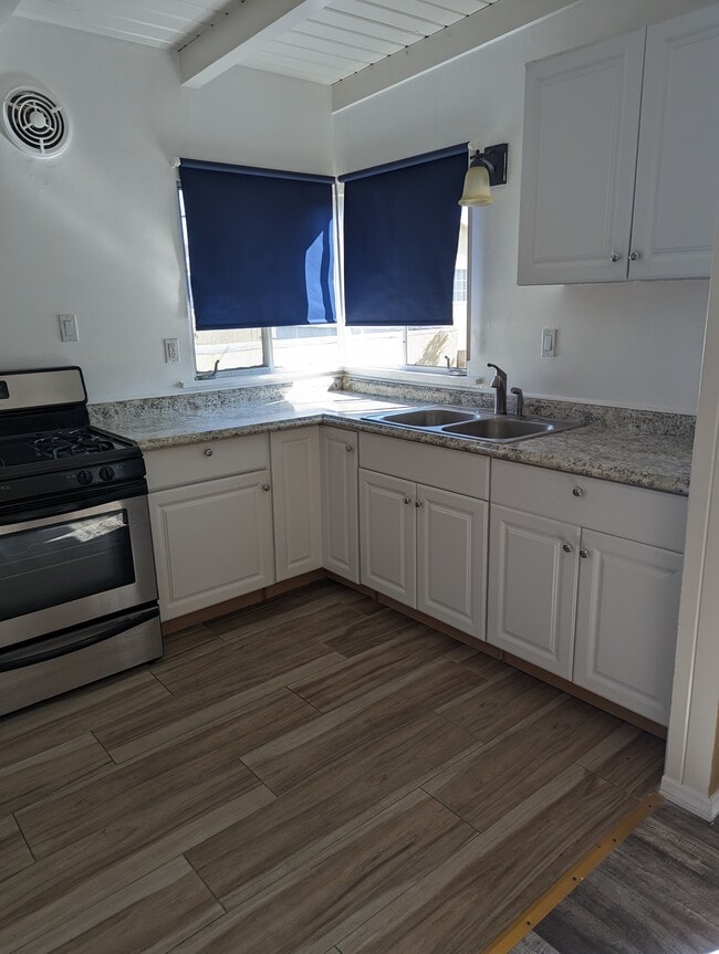 Building Photo - 1504 4th Ave