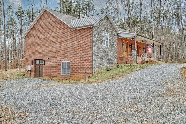 Foto del edificio - Gorgeous Spacious Brick Home