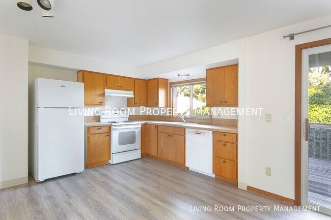 Foto del edificio - 3BR Charmer with Detached 2-Car Garage
