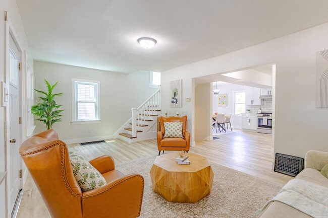 Foto del edificio - Updated 4 bedroom Bayview Single Family Home