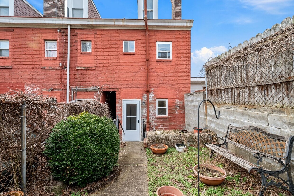 Updated 2 Bed 1 Bath Home With a Loft in Bloomfield - Available NOW! - Updated 2 Bed 1 Bath Home With a Loft in Bloomfield - Available NOW!