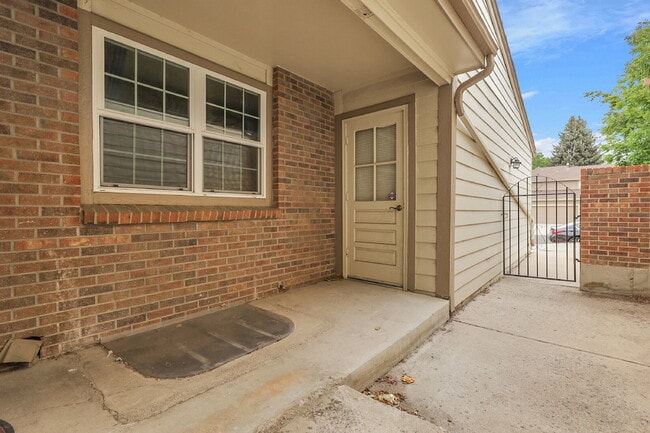 Building Photo - $2,695 - 5 Bed, 4 Bath Townhome in Aurora ...