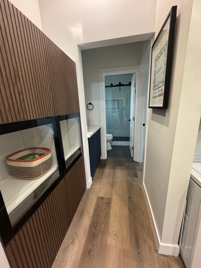 Pasillo con espacio de almacenamiento - 23402 Collins St