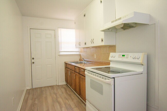Building Photo - FIRST MONTH RENT FREE! 1 Bedroom 1 Bathroom - Prime Spring Lake Location!