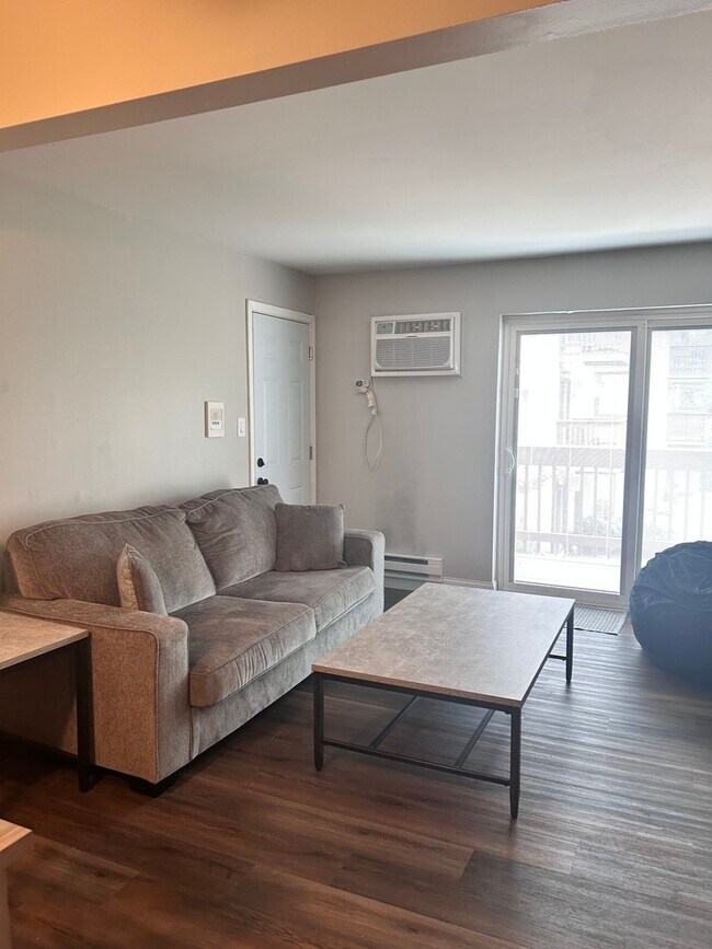 Foto del edificio - 520 E Spruce Dr