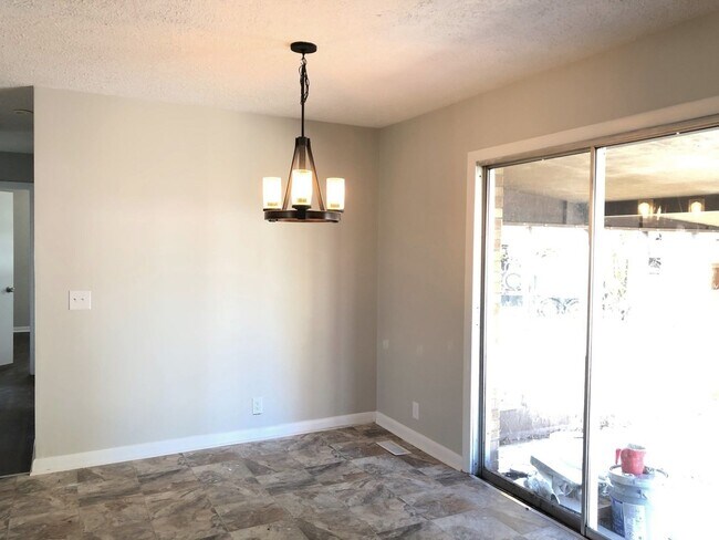 Building Photo - Recently Renovated Three Bedroom Home in Hendersonville