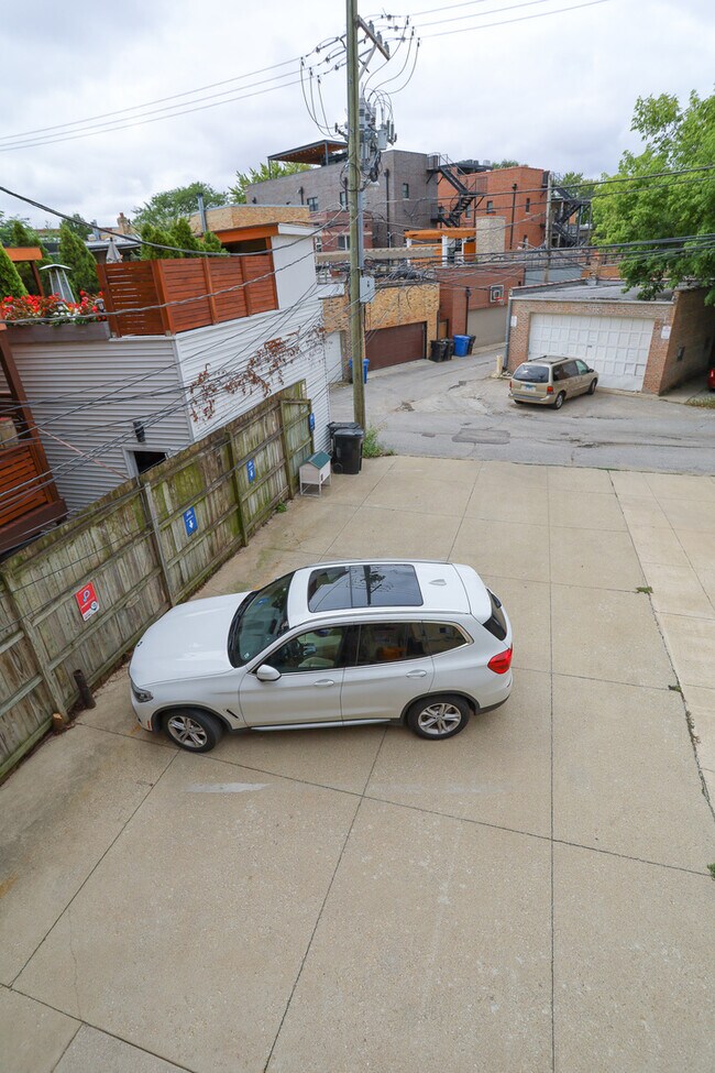 Building Photo - 3824 N Clark St