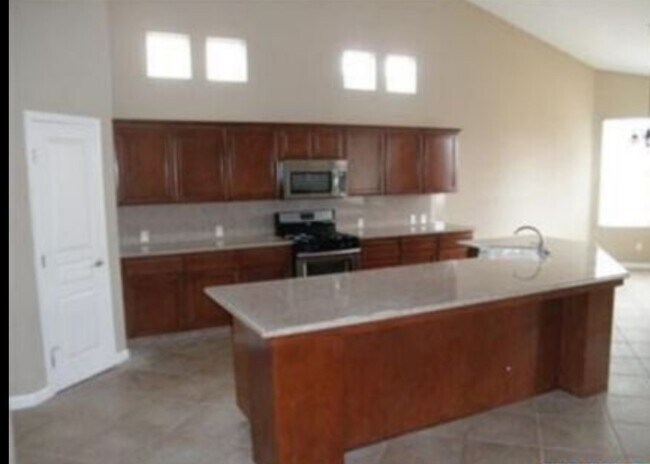 Building Photo - 3222 W Oakridge Ave