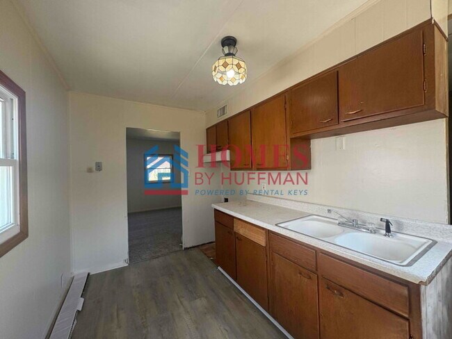 Building Photo - 3 Bedroom Home | 2 Car Detached Garage