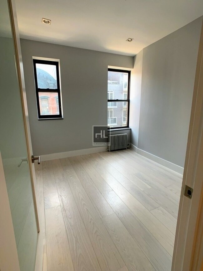 Foto del edificio - LOWER EAST SIDE 4 BED 2 BATH - WON'T LAST!!!