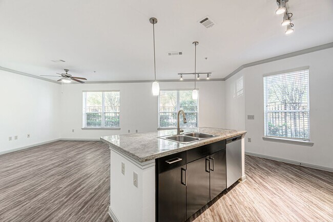 Foto del edificio - 8877 Lakes at 610 Dr