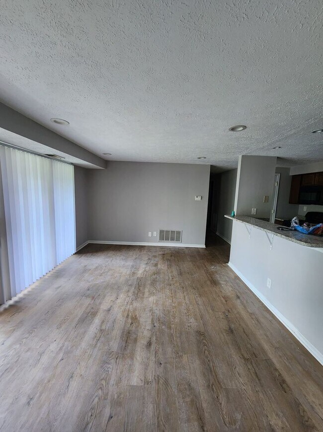Building Photo - Charming 2-Bedroom, 1-Bath Apartment in Si...