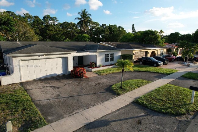 Building Photo - 8250 Southampton Dr