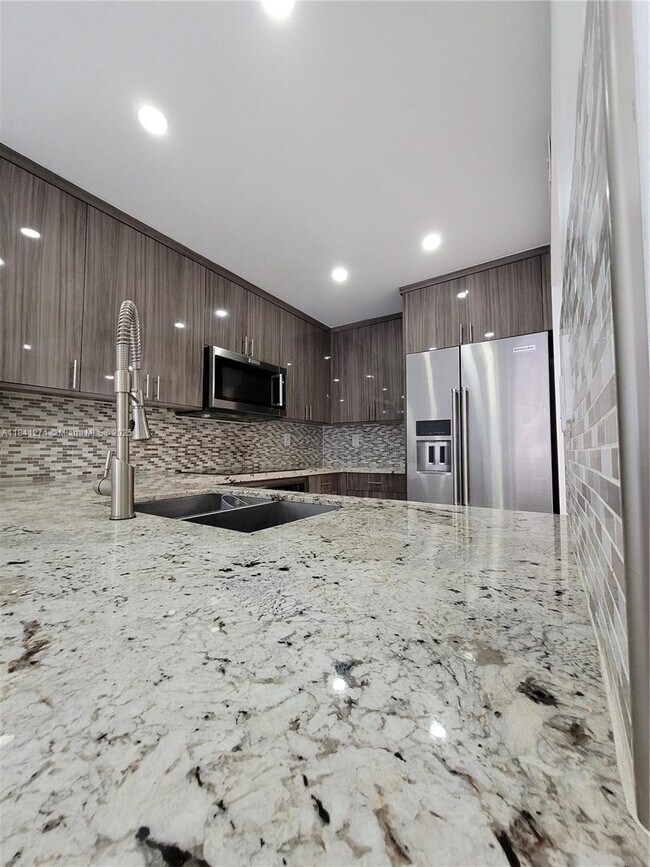 Foto del edificio - 7101 Byron Ave