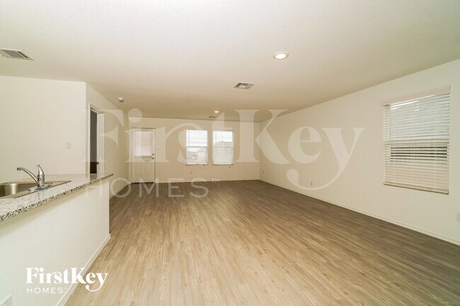Foto del edificio - 13022 Rosemary Cove