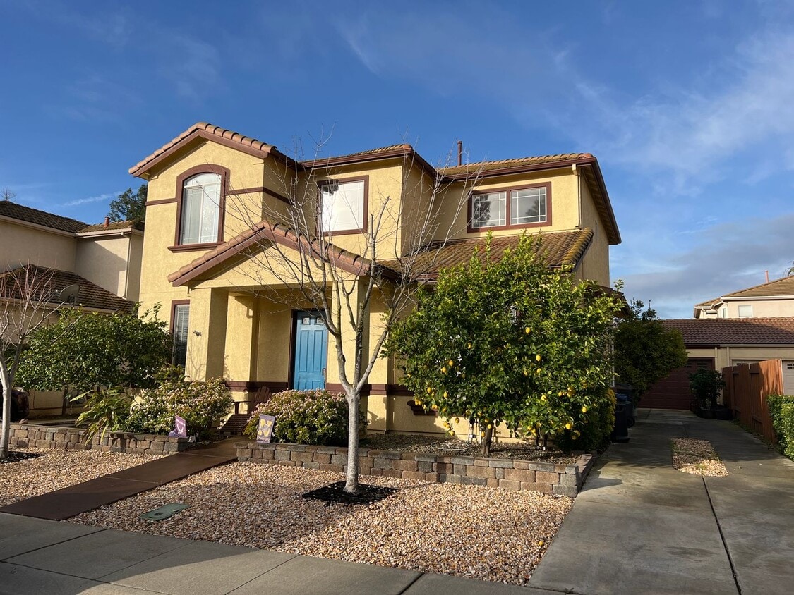 Foto principal - West Davis Four Bedroom Two Story Home ava...