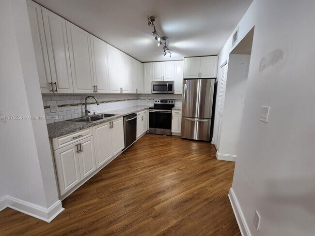 Foto del edificio - 1701 Bayberry Dr