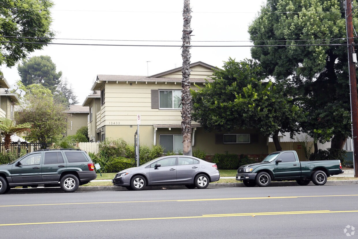 Building Photo - 13433 Moorpark St