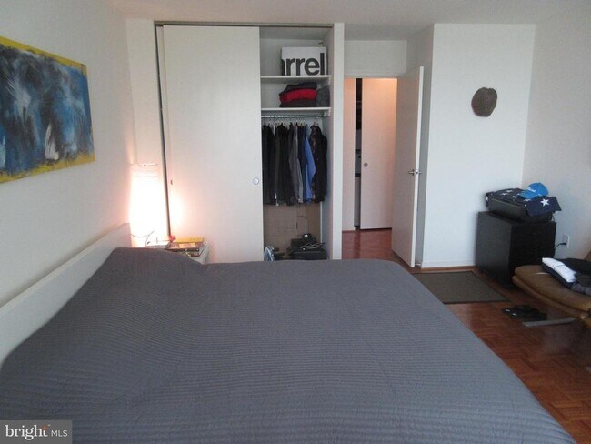 Foto del edificio - 604 S Washington Square