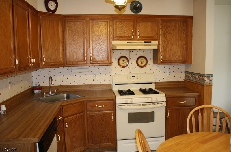 Primary Photo - 64 Loch Ln