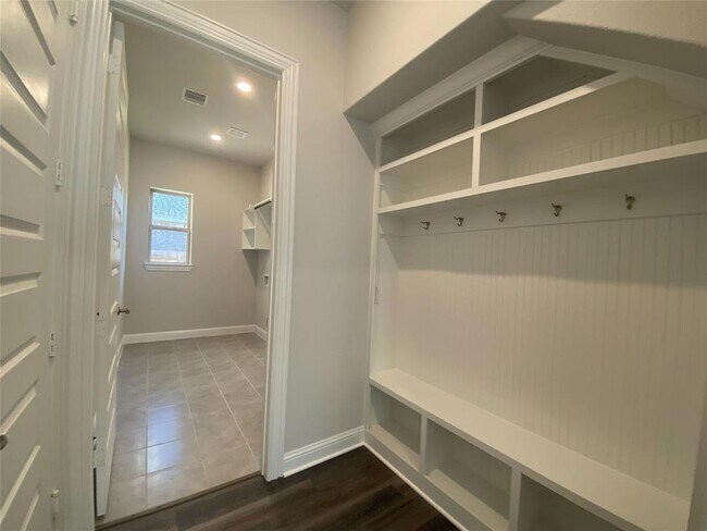 Foto del edificio - 13511 Brookside Dr