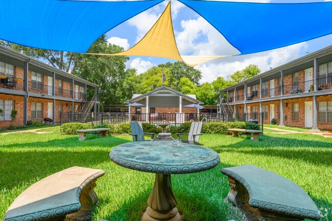 Courtyard - The Colonial Apartments