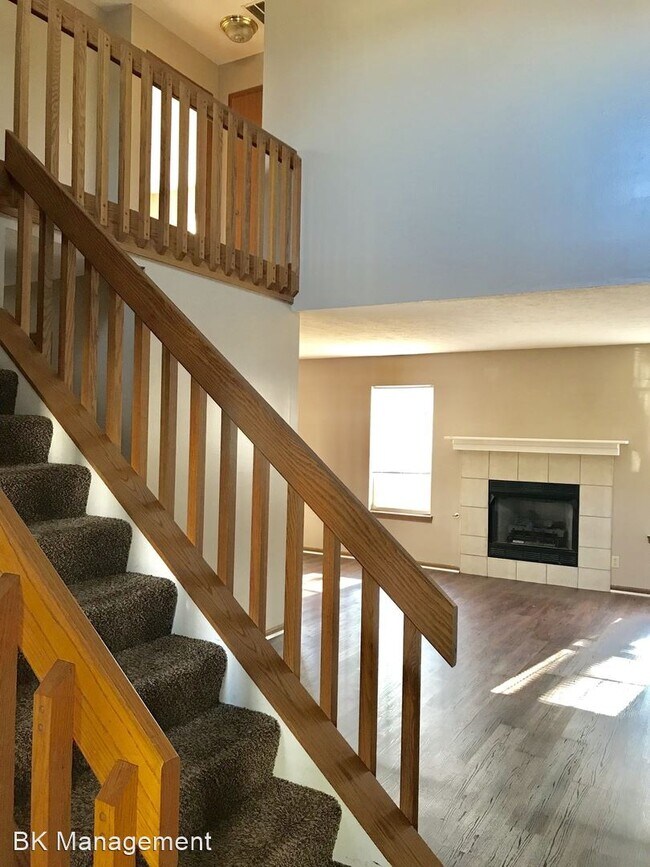 Building Photo - 3 br, 2.5 bath House - 523 B Duroc Ct