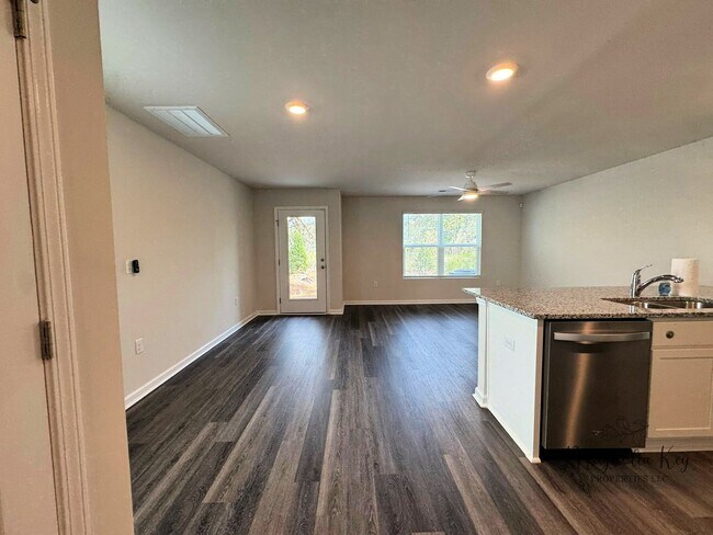 Foto del edificio - 555 Gemstone Blvd