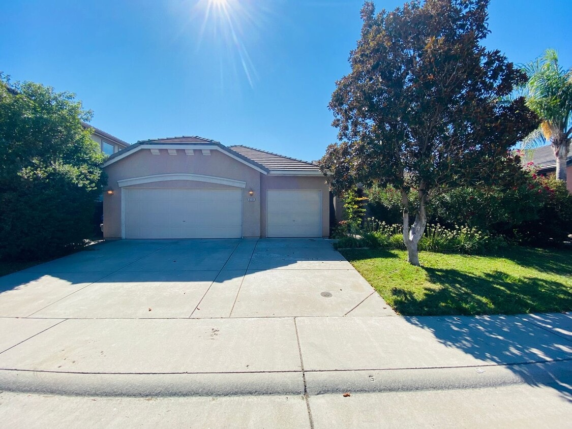 Foto principal - Spacious Single Story Home