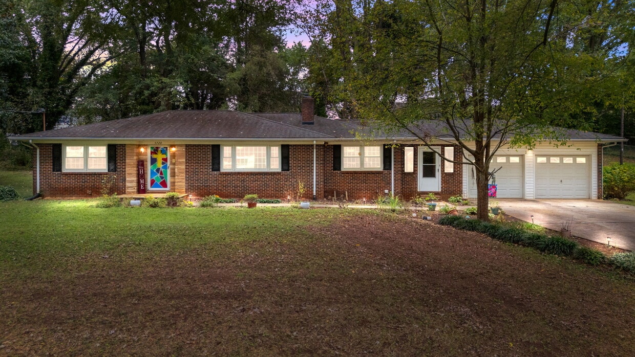 Primary Photo - 5728 Nylon Dr
