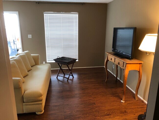 Sala de estar - 8034 E Oak St