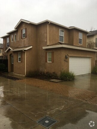 Building Photo - 2325 la Villa Way