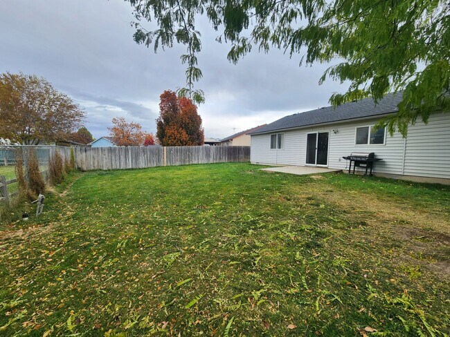 Building Photo - Updated 3 bedroom