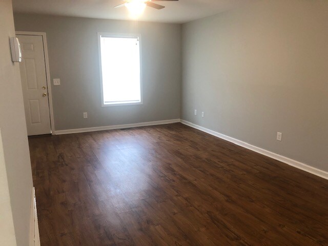 Foto del edificio - 403 Lynda Lee Ln