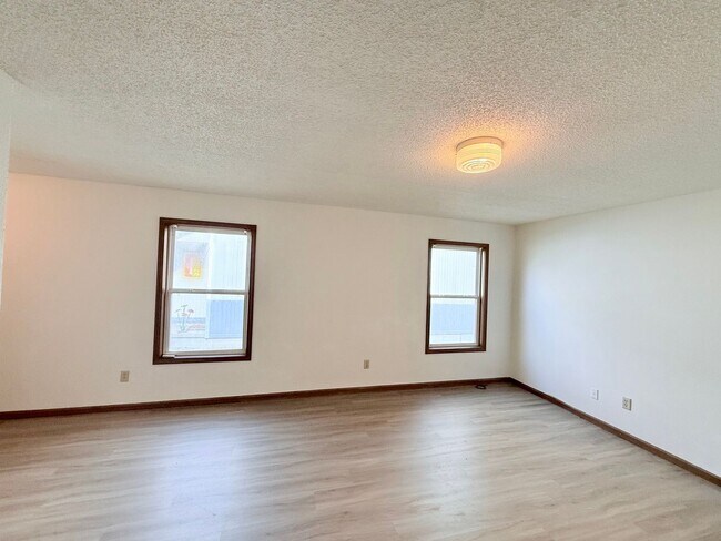 Foto del edificio - Great 3 Bed 2 Bath 2 Car Garage Flat Duplex- Pets ok!