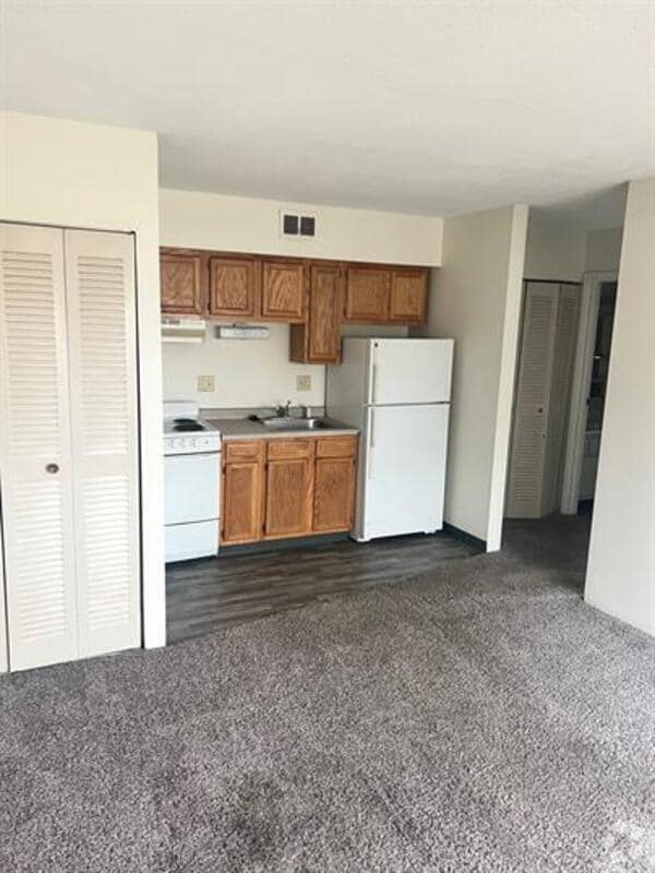 Building Photo - 1460 Meadowview Dr