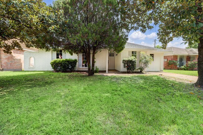 Foto del edificio - 4411 Oak Shadows Dr