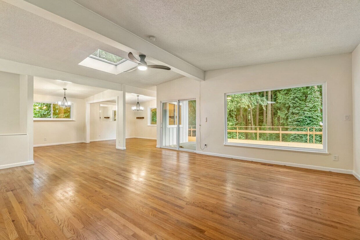Foto principal - 6 Bedroom Home minutes from Saltwater Park...