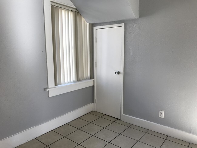 Foto del edificio - 1130 Raymond Ave