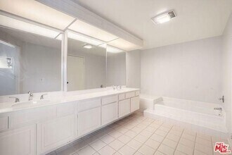 Building Photo - 1559 Palisades Dr