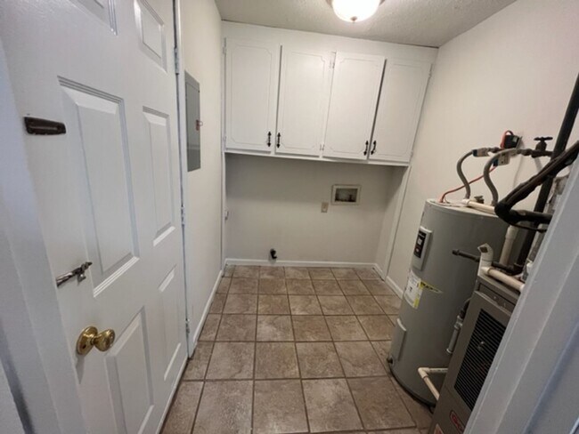 Building Photo - 2 bed 1 bath duplex in Bogart!