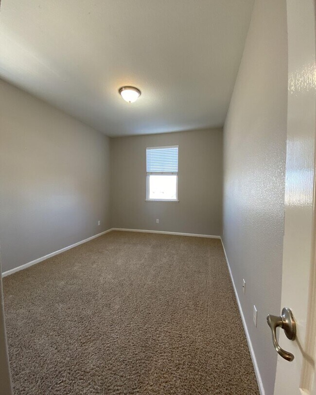 Building Photo - Amazing home in a quiet neighborhood 5Bedr...