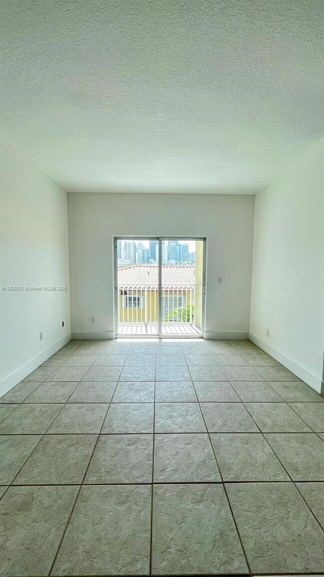 Foto del edificio - 695 SW 11th St