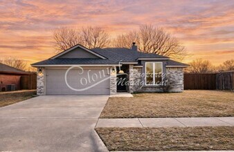 Building Photo - 2404 Henry Dr