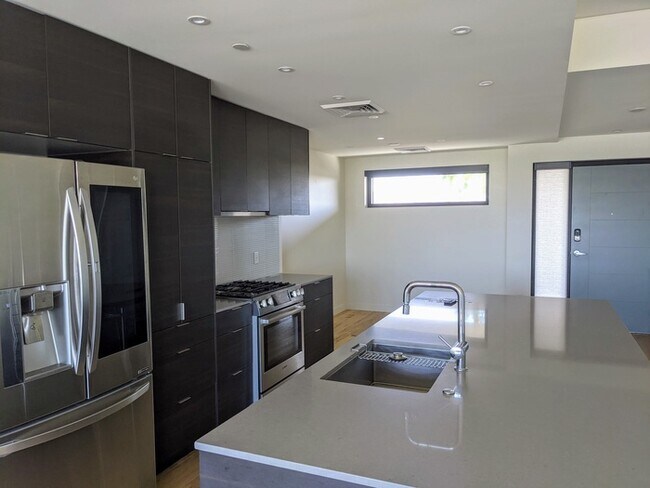 Building Photo - Luxury Condominium in Biltmore Area