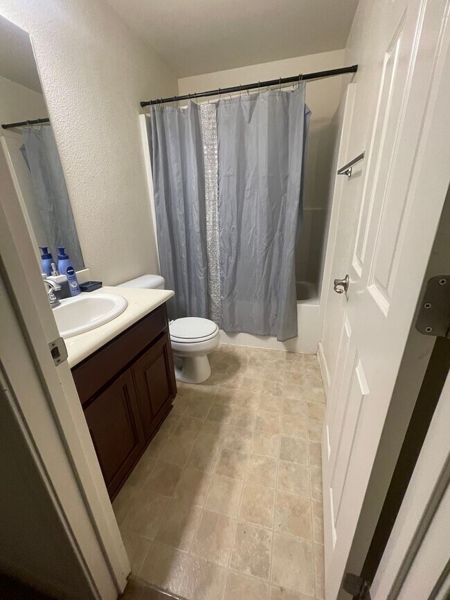 Foto del edificio - massive 4-bedroom, 3-bathroom home in Plumas Lake (Arboga)