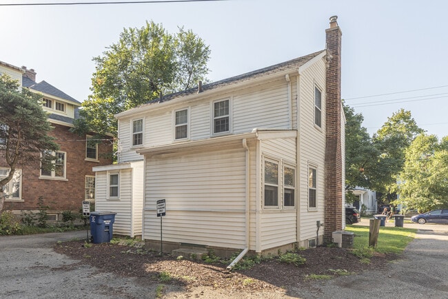 Building Photo - 909 E Ann St