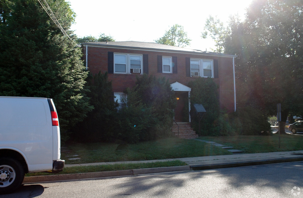 Building Photo - 202 Gibson St
