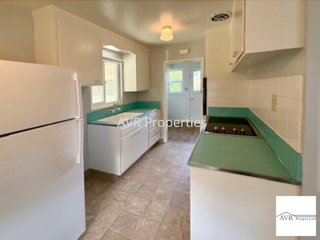 Foto del edificio - Cute duplex near downtown with new paint and carpets